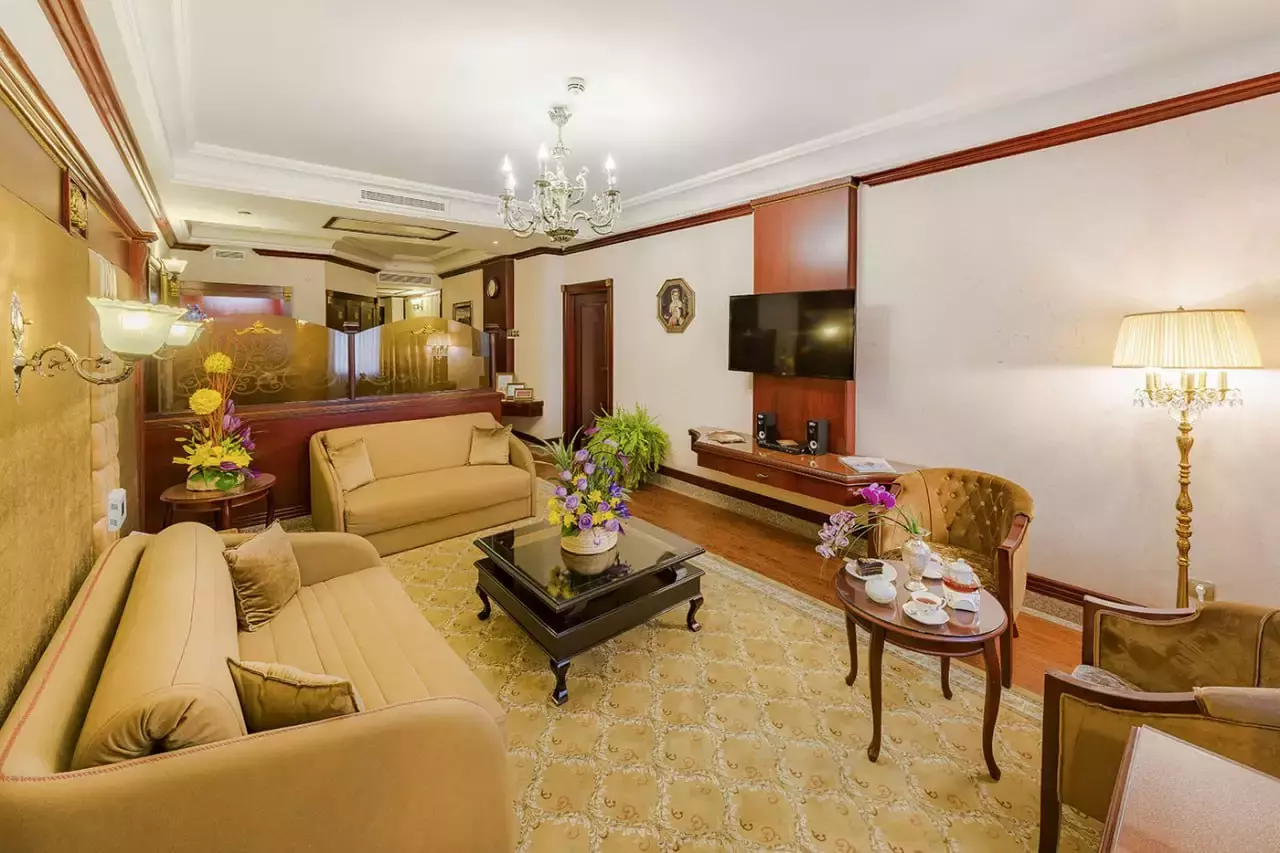 Alibaba https://cdn.alibaba.ir/ostorage/hotel-accommodation-images/68ca9e3fa1e6f83605b7e3e7_سوئیت سنیور چهارنفره(دو کاناپه تخت‌خواب‌شو) (2).webp